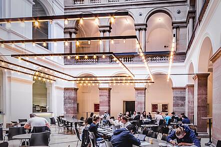 Foto: Studierende im Innenhof der Hochschule für Technik Stuttgart 