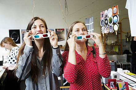 Foto: Studierende erproben 3D-Brillen.