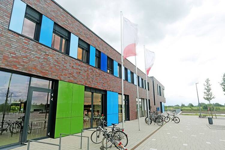Foto: Blick auf den Eingangsbereich der Jade Hochschule am Studienort Elsfleth