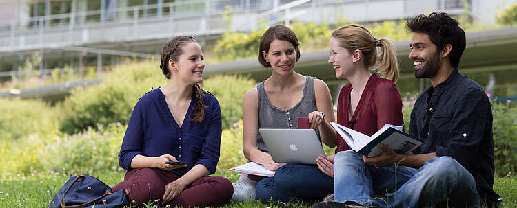 Studierende im Gespräch (Foto: Universität Eichstätt-Ingolstadt/Christian Klenk)