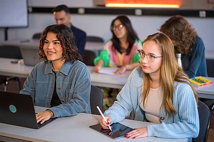 Foto: Studierende nehmen an einem Seminar der Media University teil 