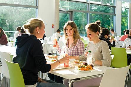 Foto: Drei Studentinnen an einem Tisch in der Mensa der Universität Bayreuth