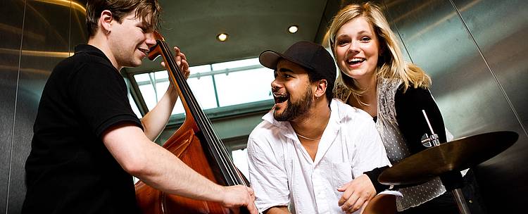 Studierende an ihren Instrumenten (Foto: Hochschule für Musik Franz Liszt Weimar/Guido Werner)