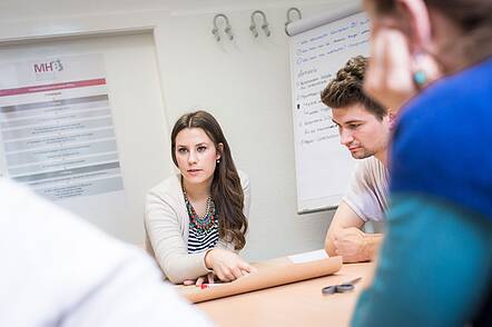 Foto: Studierende diskutieren in Seminar