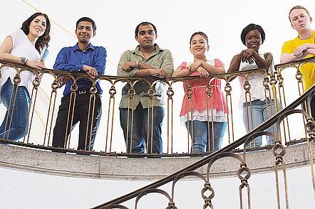 Studierende der Universität Bonn (Foto: Meike Böschemeyer/Universität Bonn) Foto: Studierende stehen an einer Treppe im Hauptgebäude der Universität Bonn.