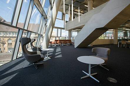 Foto: Aufenthaltsmöglichkeiten mit Sitzgelegenheiten in der Universität Freiburg