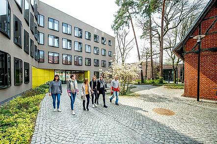 Foto: Studierende auf dem Campus Griebnitzsee der Universität Potsdam 
