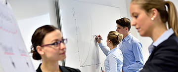 Wirtschaftsstudierende an der Hochschule Weserbergland (Foto: Hochschule Weserbergland)