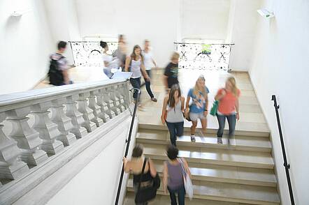Foto: Studierende im Schlossbau der Pädagogischen Hochschule Weingarten