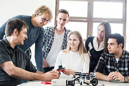 Foto: Studierende des Studiengangs Smart Technology arbeiten in der Werkstatt 