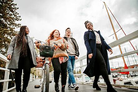 Foto: Studierende der Fachhochschule Kiel gehen am Hafen entlang.