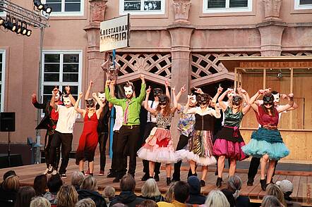 Foto: Studierende des Fachbereichs Schauspiel auf der Bühne beim Sommertheater 