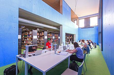 Foto: Studierende arbeiten in der Hochschulbibliothek der HTWK Leipzig