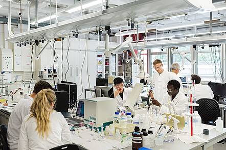 Foto: Studierende der HAW bei der Laborarbeit