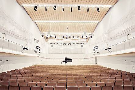 Foto: Blick in den leeren Konzertsaal der Universität der Künste Berlin mit einem Flügel auf der Bühne