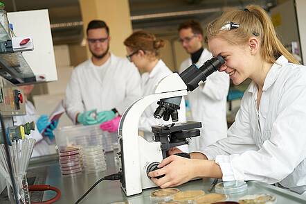 Studenten im Labor