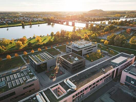 Foto: Blick über den Campus auf die Technische Hochschule Deggendorf.