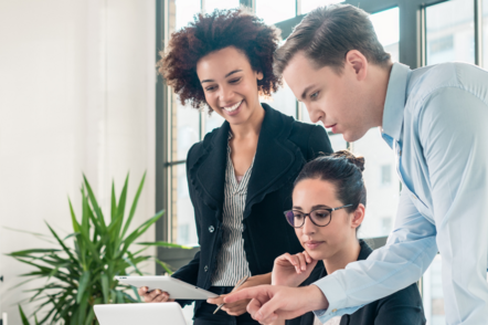 Studierende der WHU – Otto Beisheim School of Management (Foto: Vallendar WHU) Foto: Studierende blicken auf einen Laptop und unterhalten sich dabei.