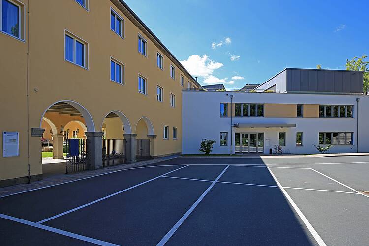 Foto: Innenhof der Hochschule für evangelische Kirchenmusik Bayreuth