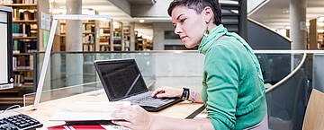 Studentin an der Friedrich-Schiller-Universität Jena (Foto: Universität Jena)