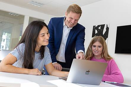 Studierende der Fachhochschule des Mittelstandes (FHM) (Foto: Bielefeld Fachhochschule des Mittelstandes) Foto: Studierende an einem Laptop.
