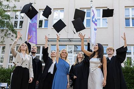 Foto: Absolventen der Fachhochschule des Mittelstandes (FHM).