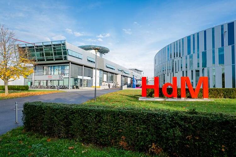 Foto: Blick über das Campusgelände auf die Hochschulgebäude und das Logo der Hochschule der Medien Stuttgart