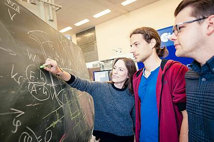 Foto: Studierende lösen Gleichungen an der Tafel