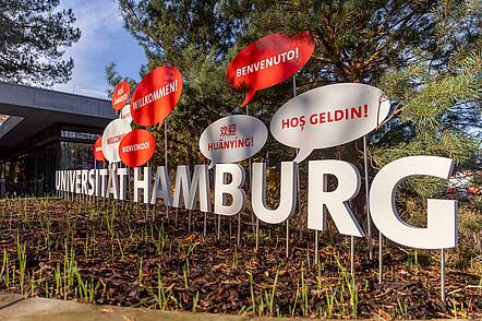 Foto: Schriftzug der Universität Hamburg auf dem Campus.