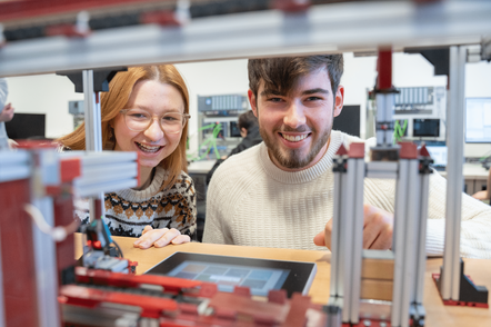 Foto: Studierende der Hochschule Bremen im Labor.