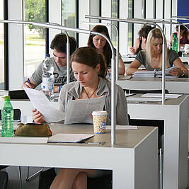 Studierende in der Bibliothek der Hochschule für angewandte Wissenschaften Neu-Ulm (Foto: Hochschule Neu-Ulm)