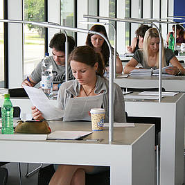 Studierende in der Bibliothek der Hochschule für angewandte Wissenschaften Neu-Ulm (Foto: Hochschule Neu-Ulm)
