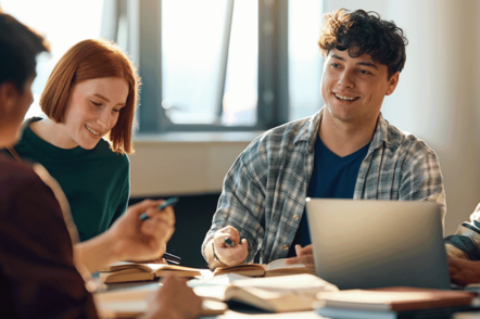 Foto: Studenten der CBS gemeinsam am Schreibtisch.