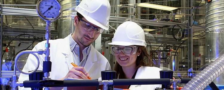 Studierende prüfen einen Versuchsaufbau (Foto: Technische Universität Clausthal/Olaf Möldner)