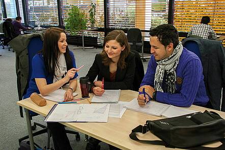 Foto: Studierende in der PH Schwäbisch Gmünd im Gespräch