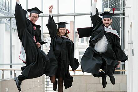 Absolventin und Absolventen der HFM (Foto: Hochschule für Finanzwirtschaft & Management (HFM))