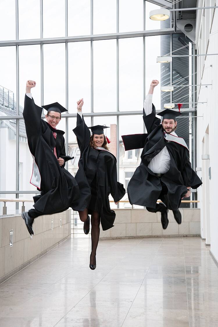 Absolventin und Absolventen der HFM (Foto: Hochschule für Finanzwirtschaft & Management (HFM)) Absolventin und Absolventen der HFM (Foto: Hochschule für Finanzwirtschaft & Management (HFM))