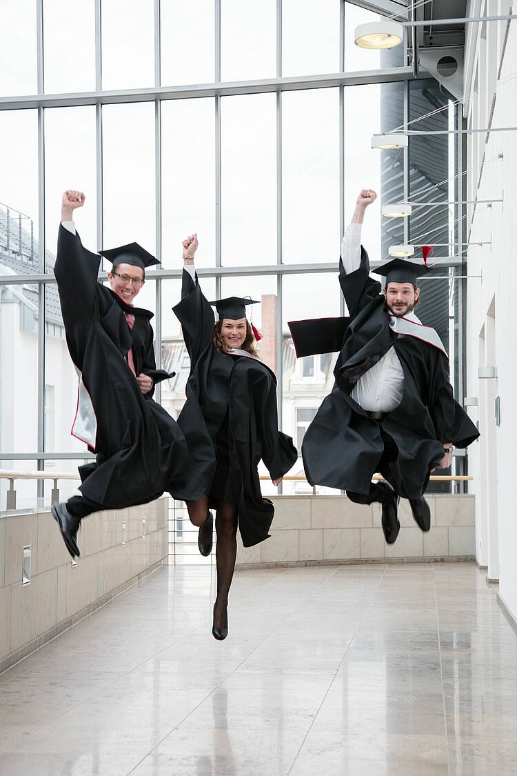 Absolventin und Absolventen der HFM (Foto: Hochschule für Finanzwirtschaft & Management (HFM))