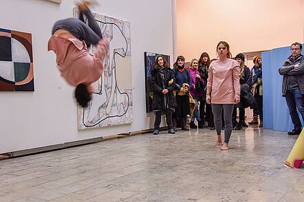 Foto: Studierende bei einer Tanzperfomance
