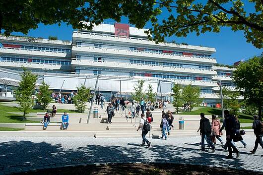 Foto: Blick über den Campus auf das Hauptgebäude der Universität Ulm