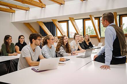 Foto: Studierende nehmen an einem Seminar der Universität Erfurt teil