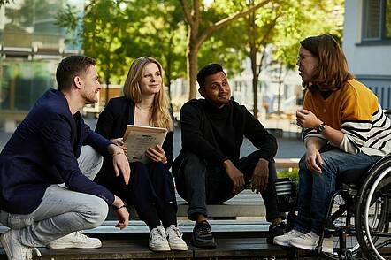 Foto: Studierende auf dem Campus der Frankfurt UAS.