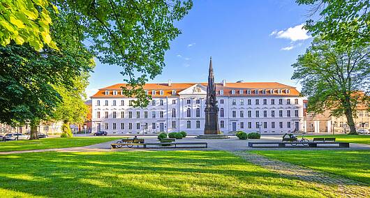 Foto: Blick auf die Vorderansicht des Universitätshauptgebäudes