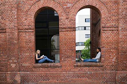 Foto: Studierende entspannen sich in der Pause