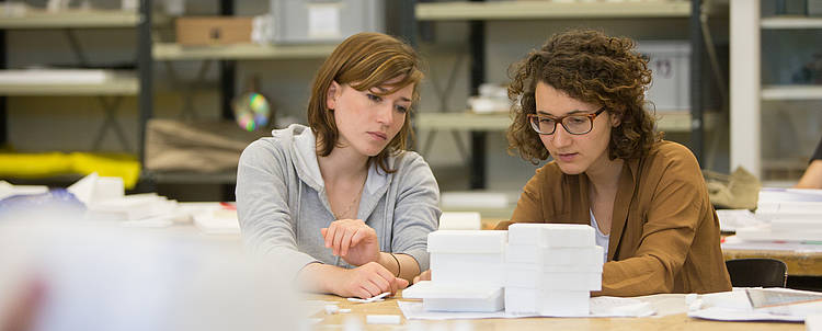 Studierende bei der Projektarbeit (Foto: Beuth Hochschule für Technik Berlin/Ernst Fesseler)