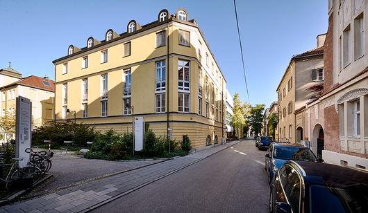 Foto: Blick von der Straße auf das Hochschulgebäude der Hochschule für Philosophie 