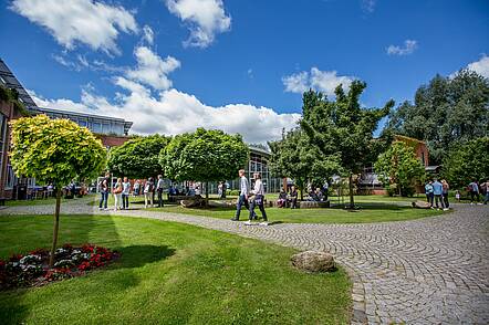 Studierende auf dem Campus (Foto: NORDAKADEMIE Hochschule der Wirtschaft) Foto: Studierende auf dem Campus