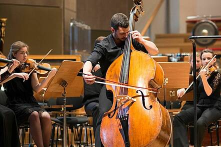 Foto: Studierende im Orchester spielen ein Konzert