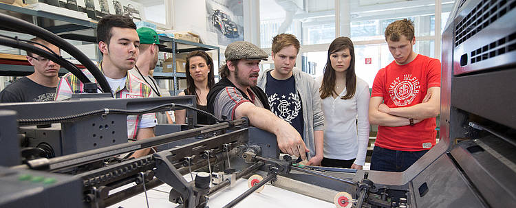Studierende werden an einer Druckmaschine eingewiesen (Foto: Beuth Hochschule für Technik Berlin/Ernst Fesseler)