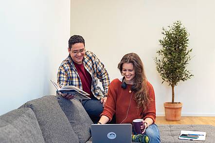 Foto: Studenten der Hochschule Döpfer am Laptop.